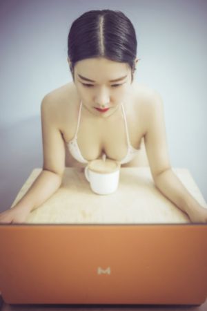 伊人免费视频二_BD韩语HD高清在线观看